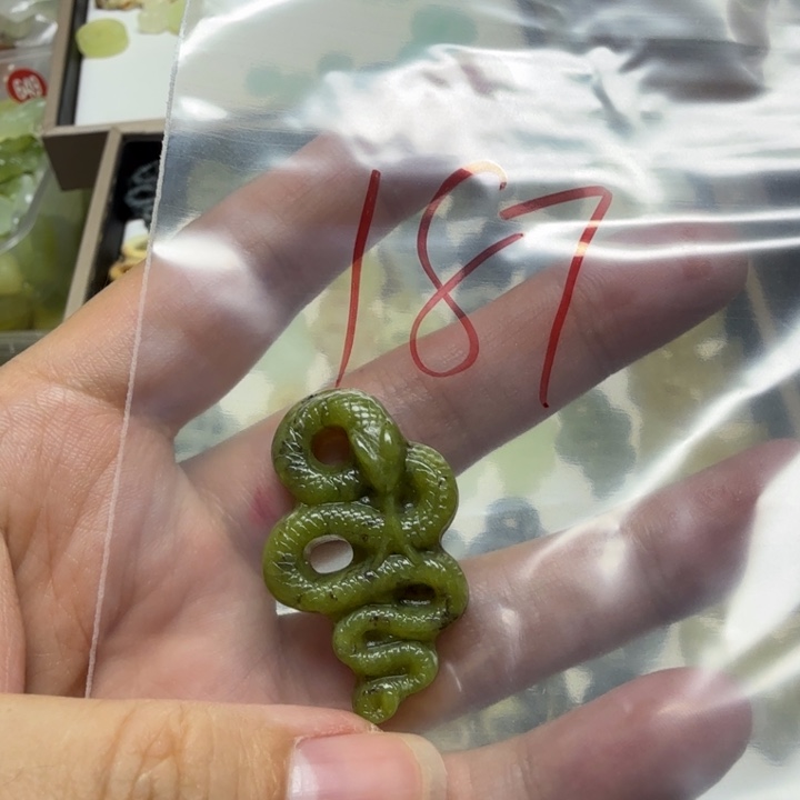 透闪石-蛇纹石玉吊坠未镶嵌