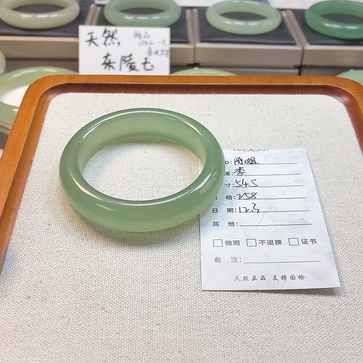 陈****石英质玉未镶嵌手镯
