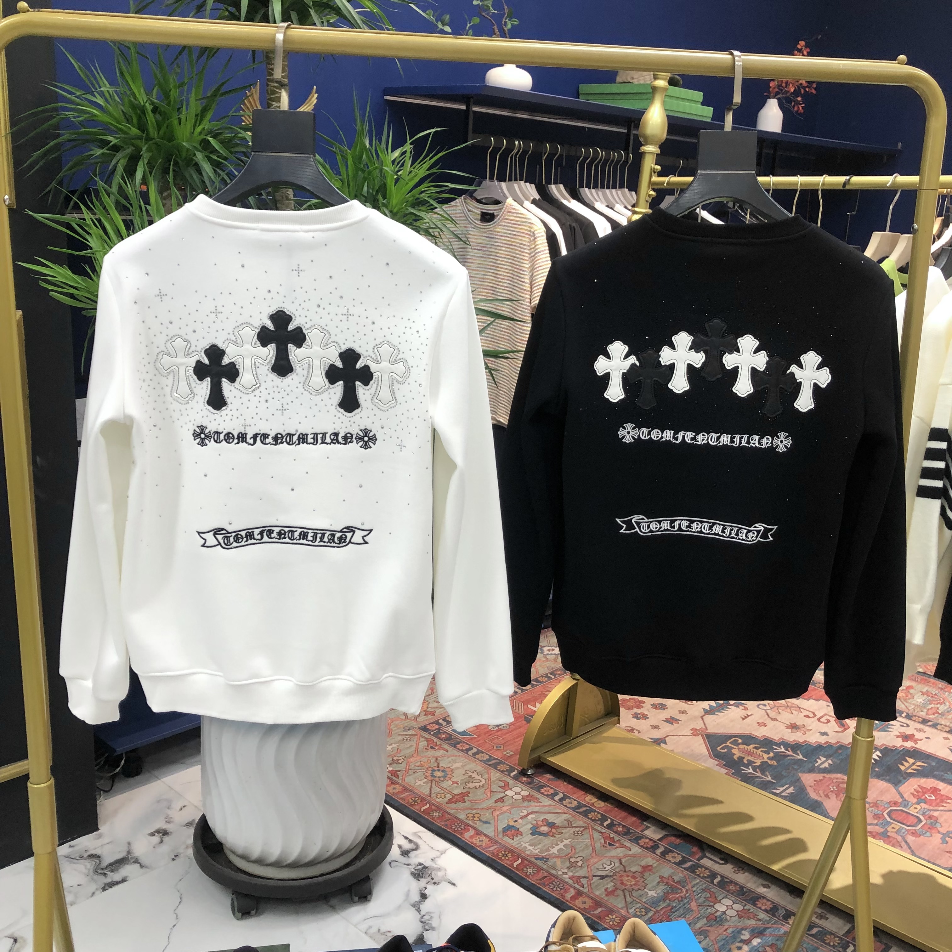 LXG 8813 冬季加绒烫钻拼皮刺绣马蹄花圆领卫衣