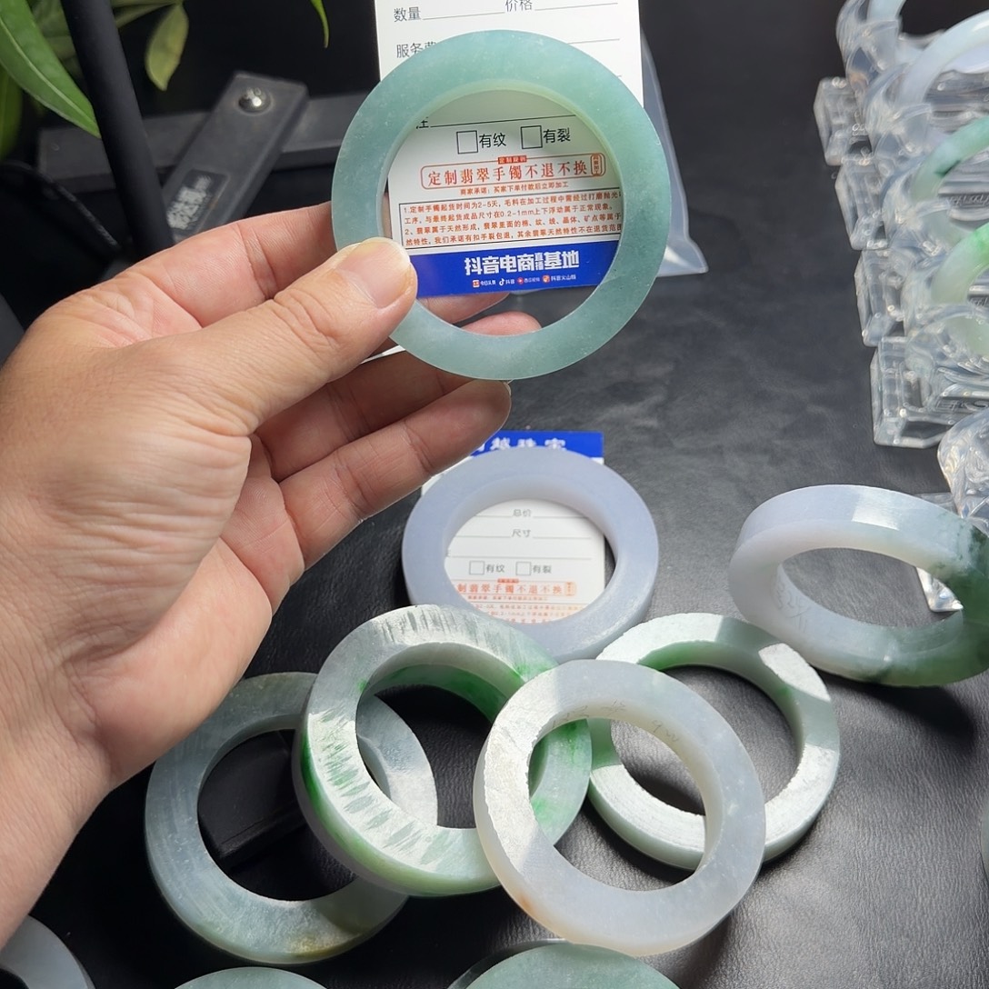 ****卜定制翡翠未镶嵌翡翠手镯
