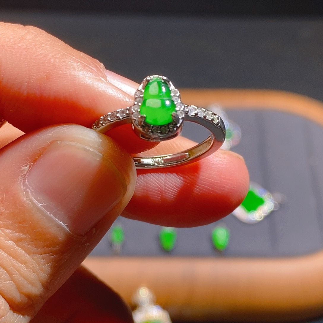 翡翠耳饰未镶嵌              