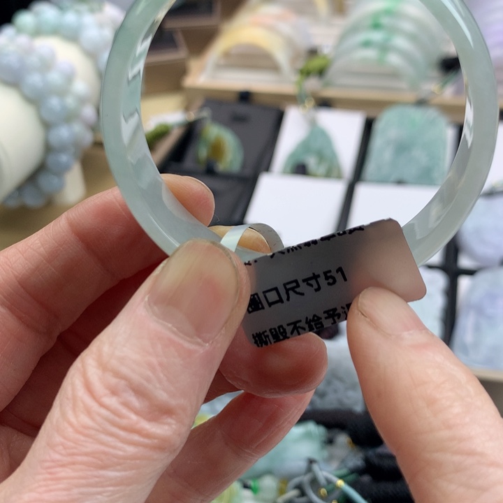 翡翠手镯未镶嵌吊坠