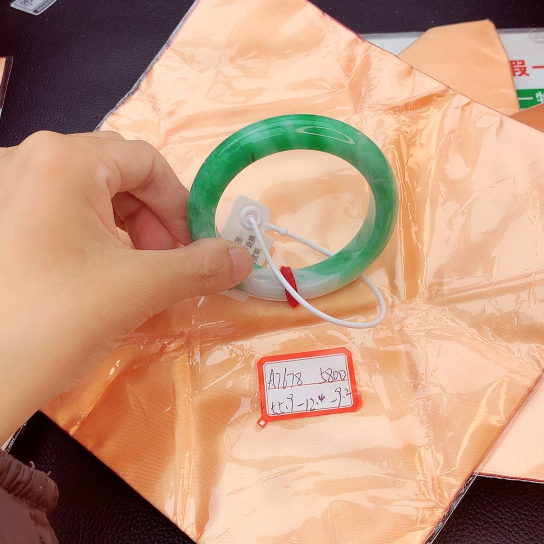 翡翠手镯未镶嵌翡翠