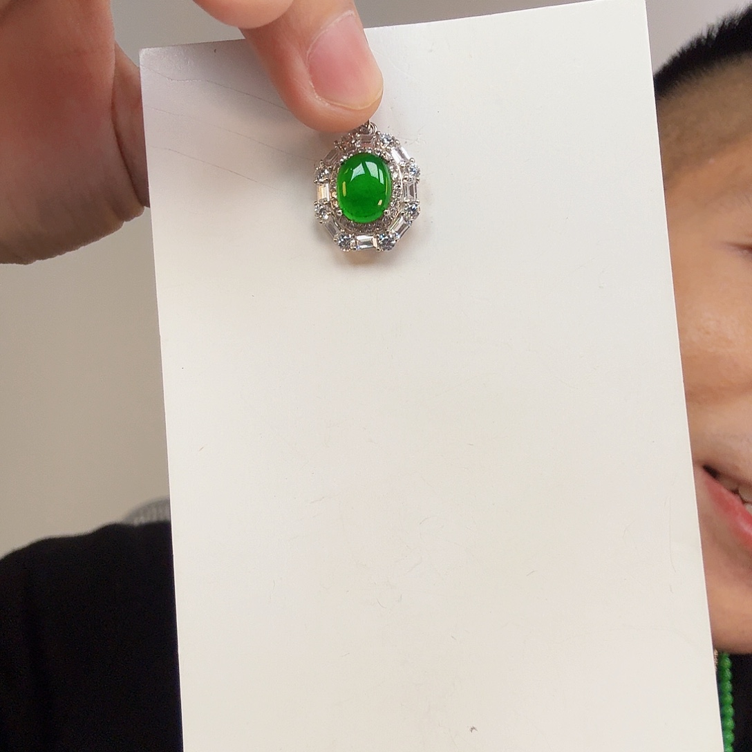 翡翠未镶嵌颈饰一件