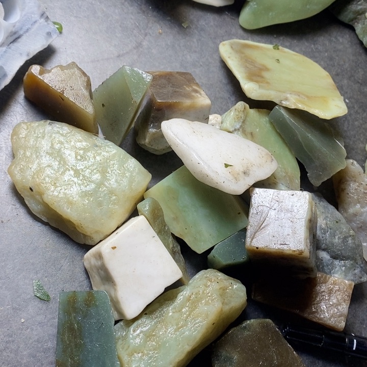 透闪石质玉挂件未镶嵌