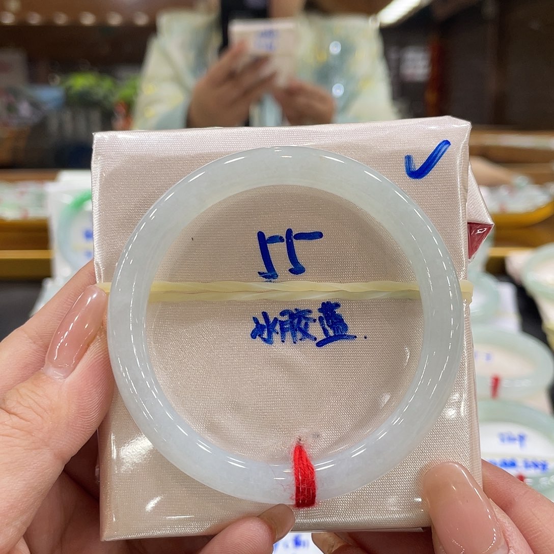 翡翠手镯未镶嵌翡翠