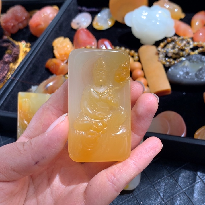 未镶嵌石英质玉（黄龙玉）颈饰