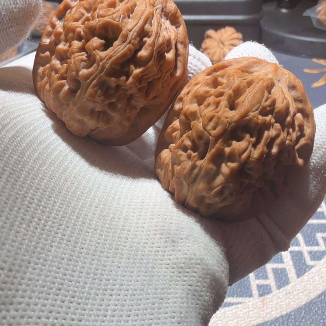 文玩核桃吊坠莲花