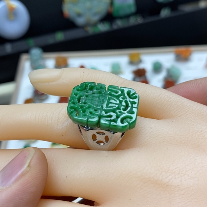 翡翠颈饰未镶嵌戒指