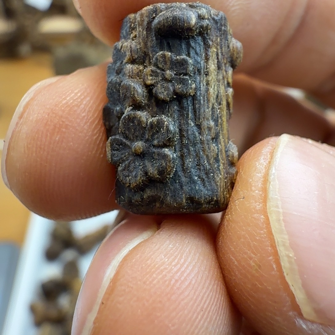 线香绿奇楠沉香梅花雕件1.3克