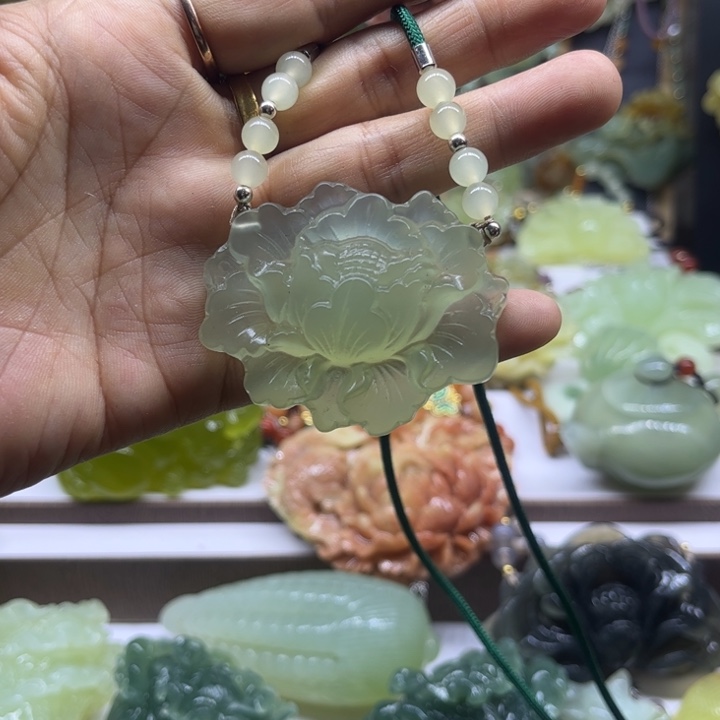 蛇纹石玉未镶嵌颈饰