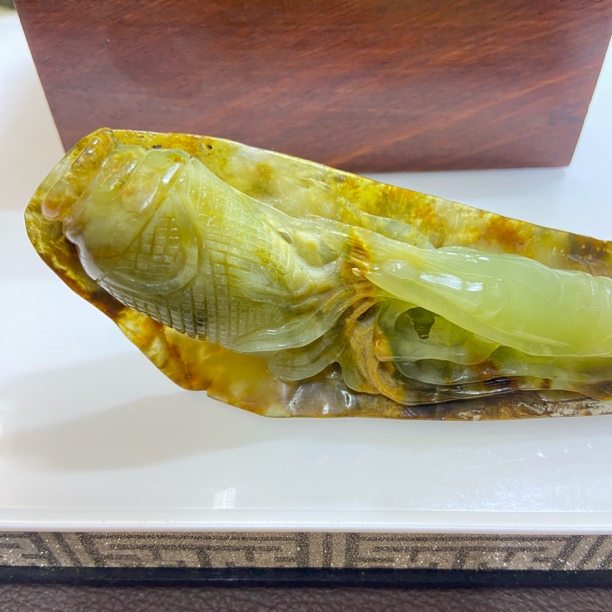岫玉俏色巧雕花玉虾摆件茶宠桌摆