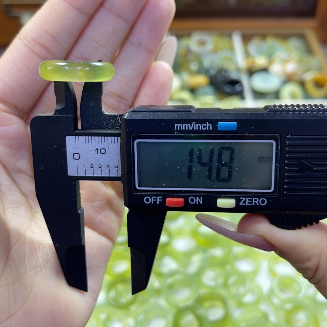 蛇纹石玉未镶嵌手镯1