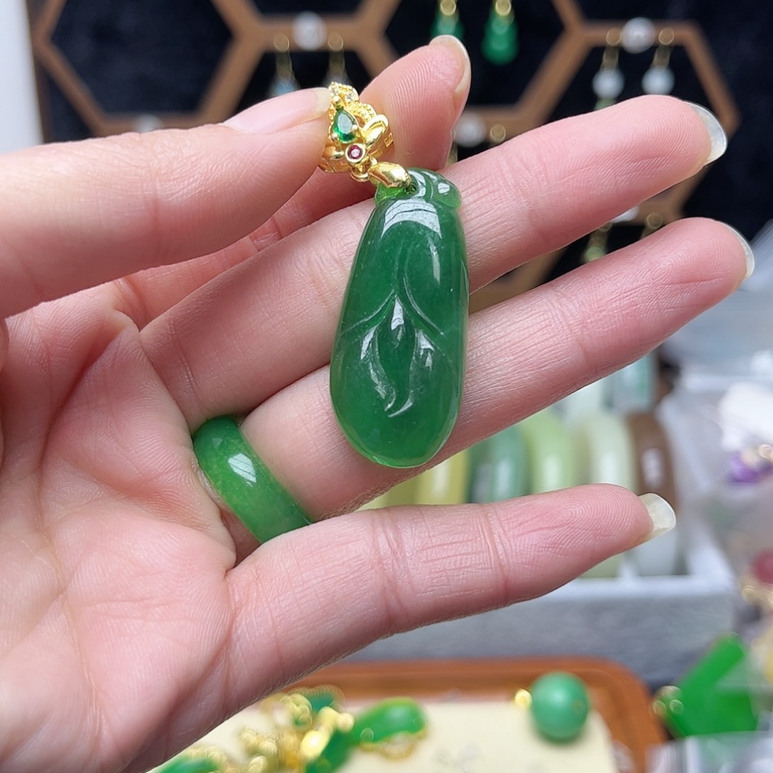 翡翠未镶嵌耳饰水滴