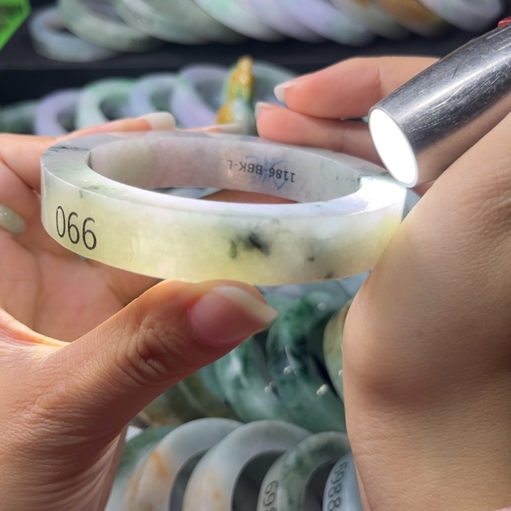 定制翡翠未镶嵌手镯