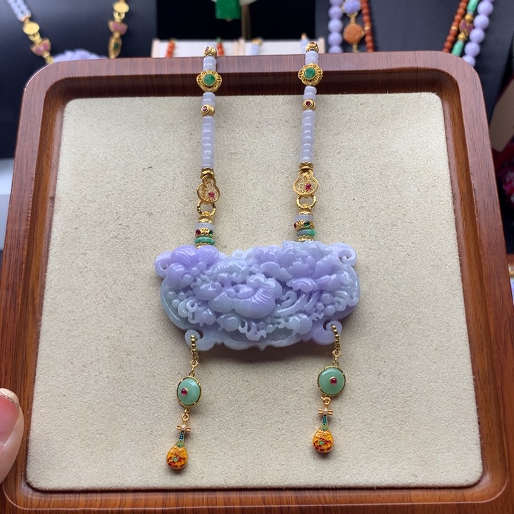 翡翠颈饰未镶嵌紫翡如意花牌