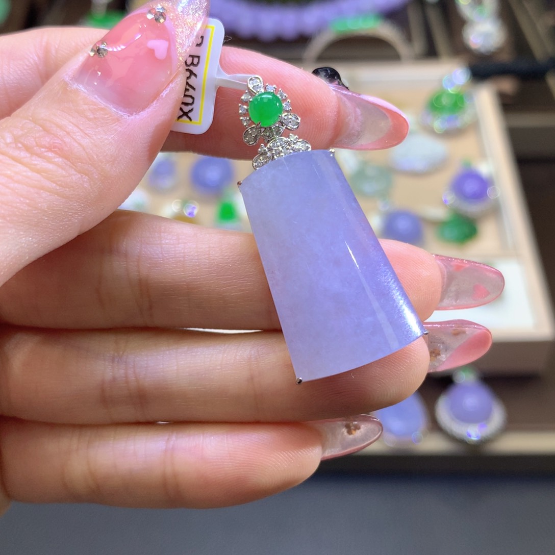 翡翠颈饰18K金镶嵌翡翠吊坠