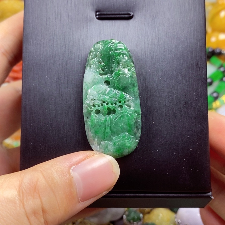 翡翠未镶嵌吊坠(赠链)