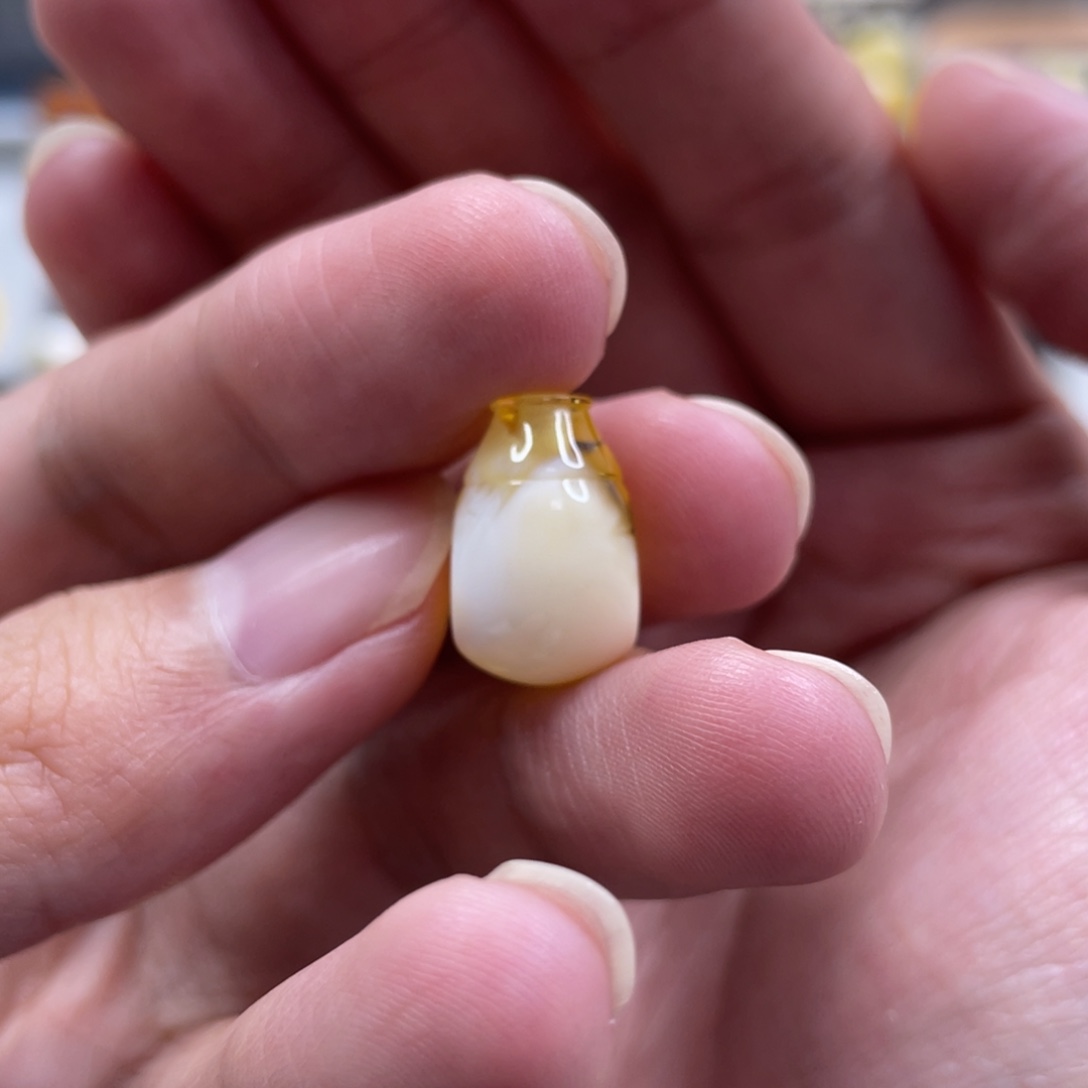****裸石琥珀未镶嵌金白