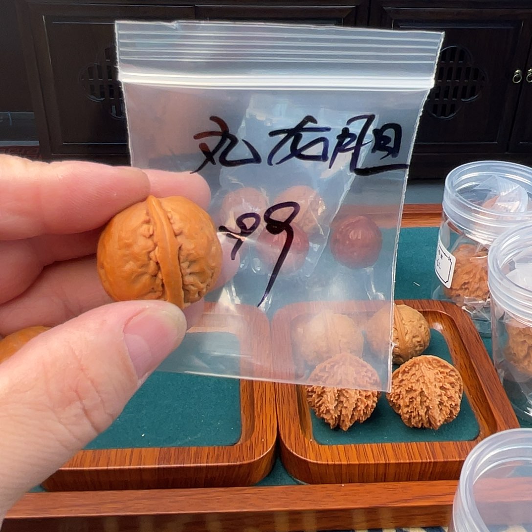 文玩核桃把件龙胆
