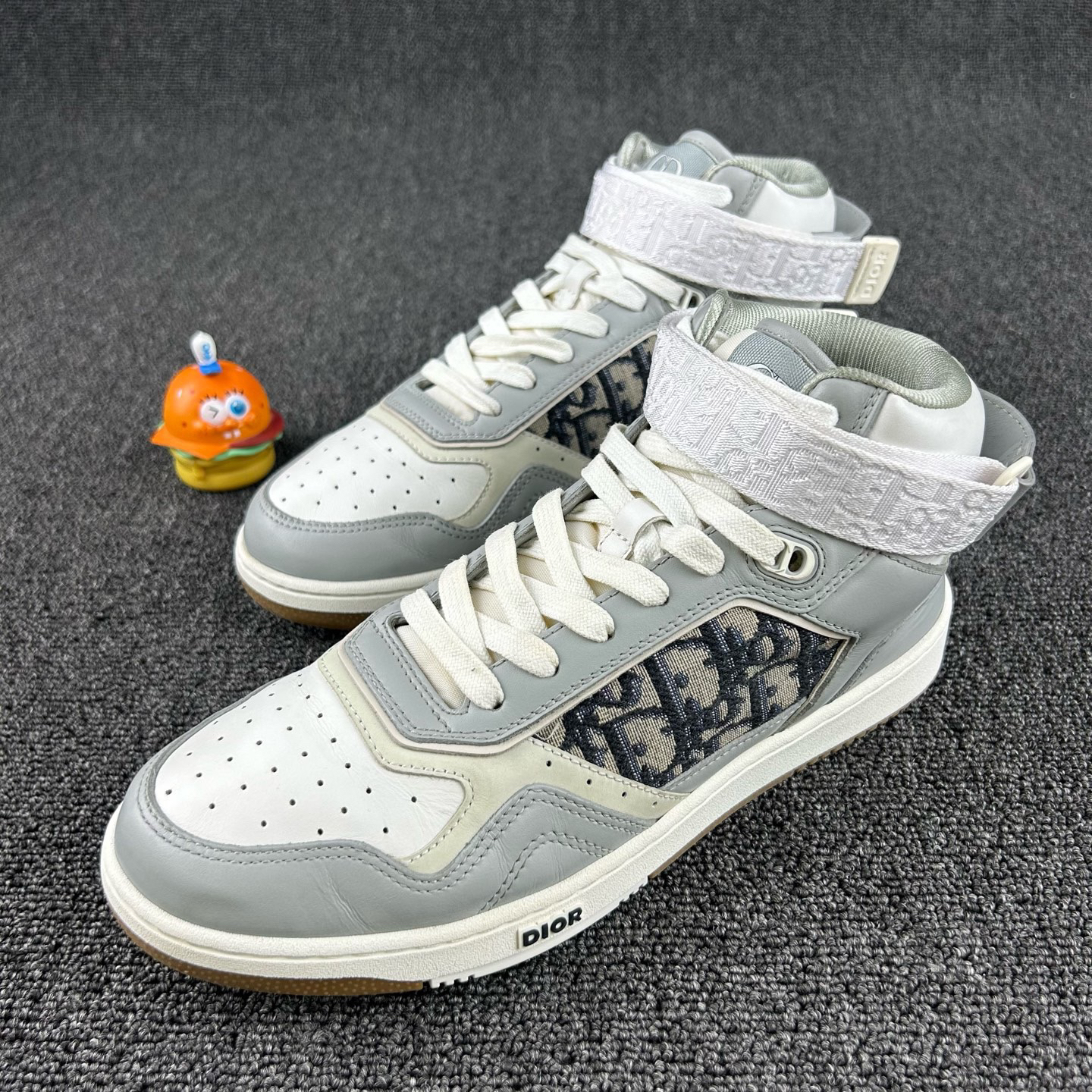 95新 DIOR/迪奥 灰白老花高帮板鞋42码 HB3755