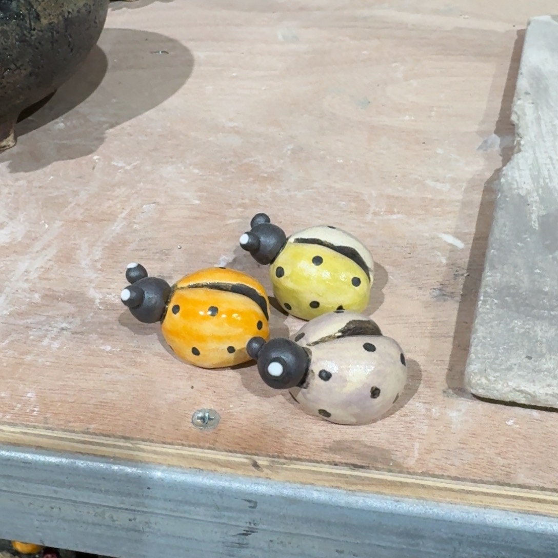 青藤花器小瓢虫摆件