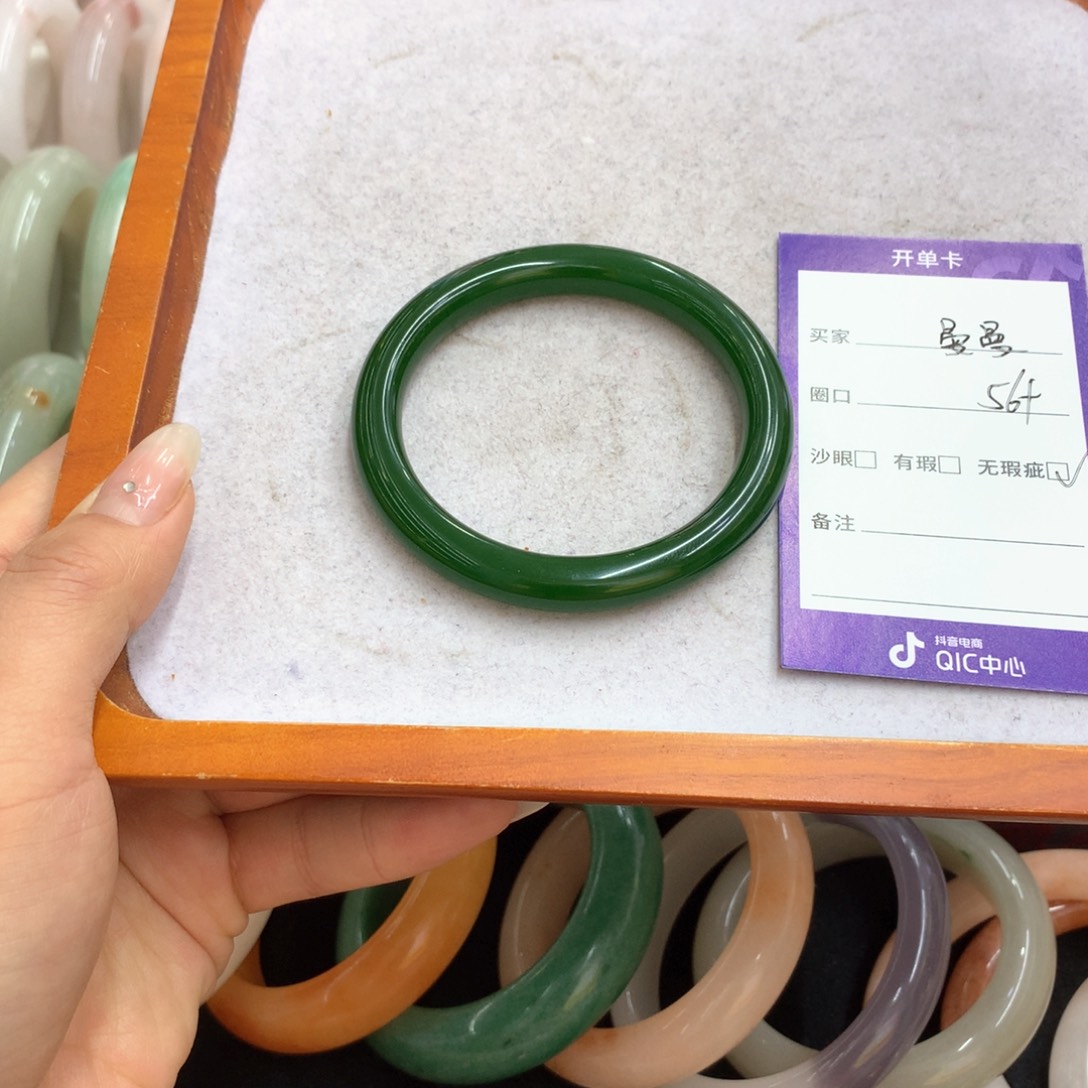 曼***曼石英质玉未镶嵌手镯