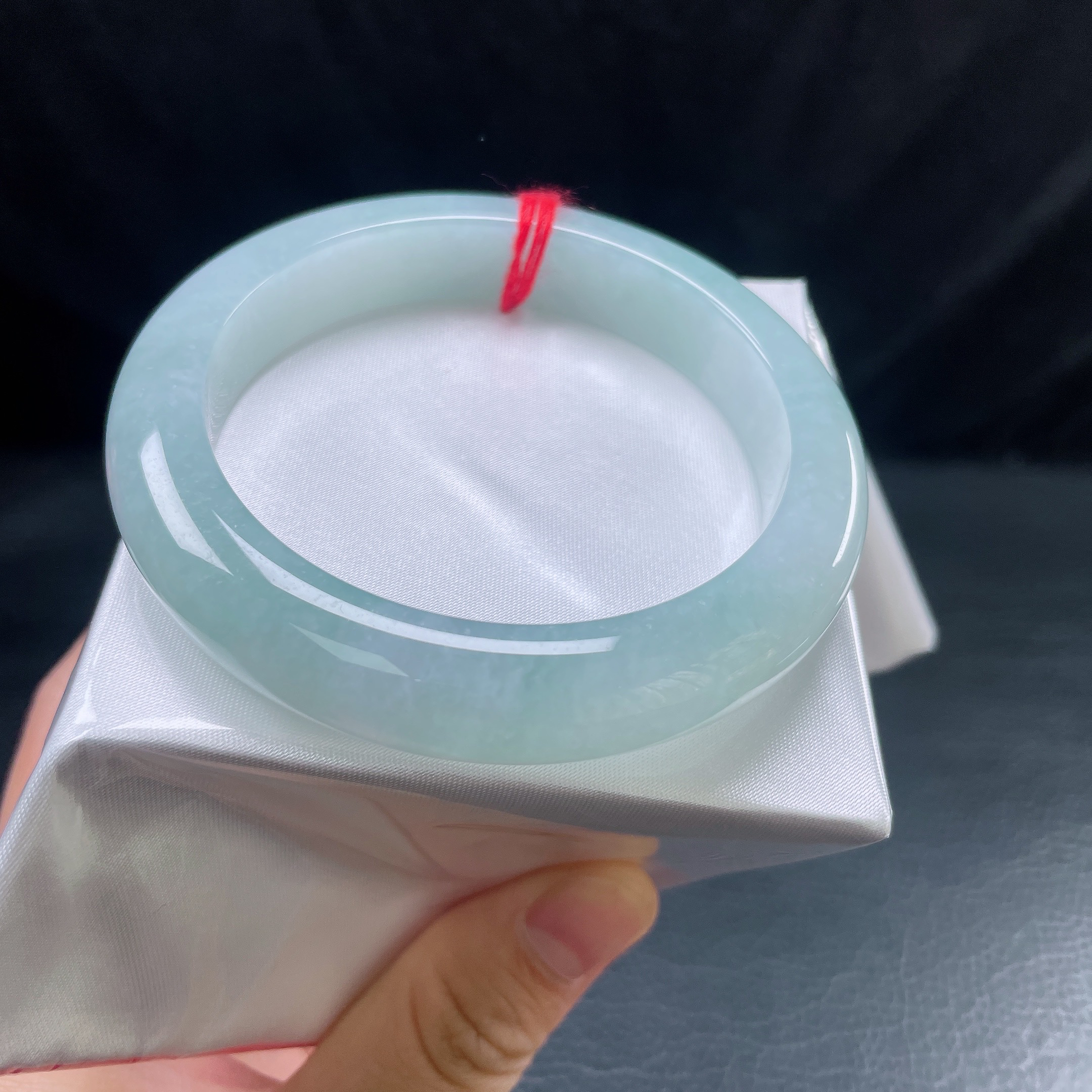 59圈冰糯淡绿宽边手镯