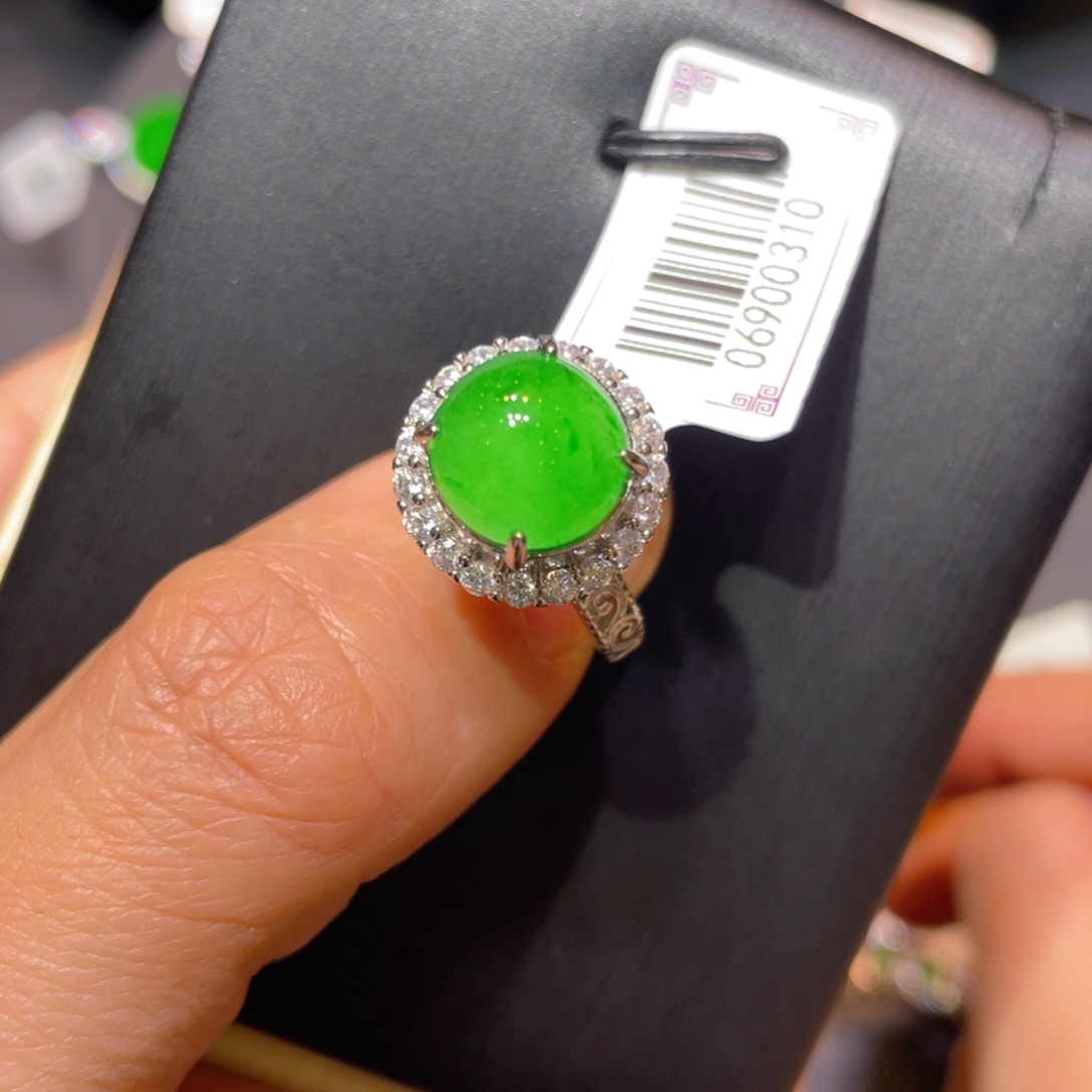 翡翠未镶嵌颈饰戒指