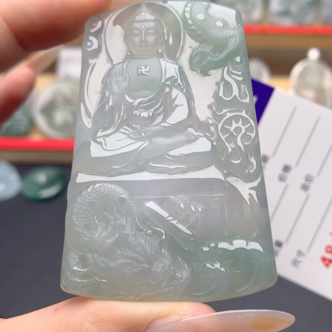 晴****翡翠未镶嵌颈饰阿弥陀佛