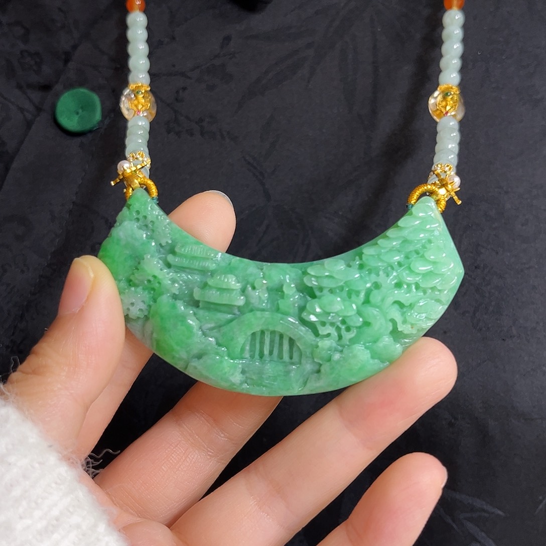 翡翠颈饰未镶嵌山水弯弯