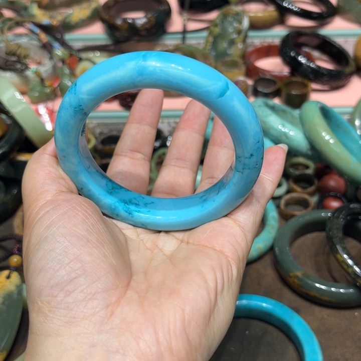 蓝***娃和田玉未镶嵌手镯