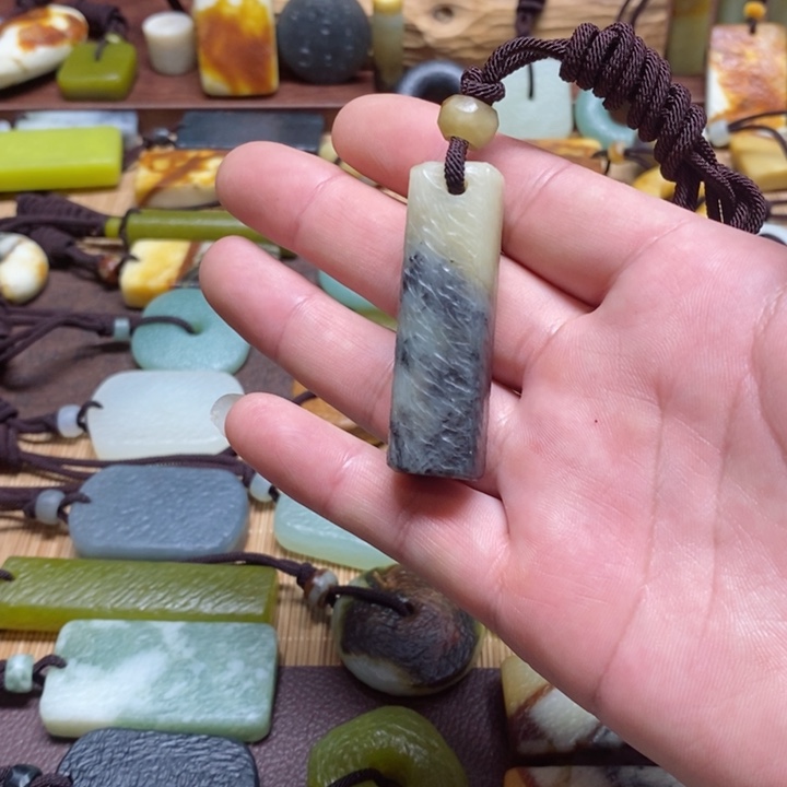 蛇纹石玉挂件未镶嵌