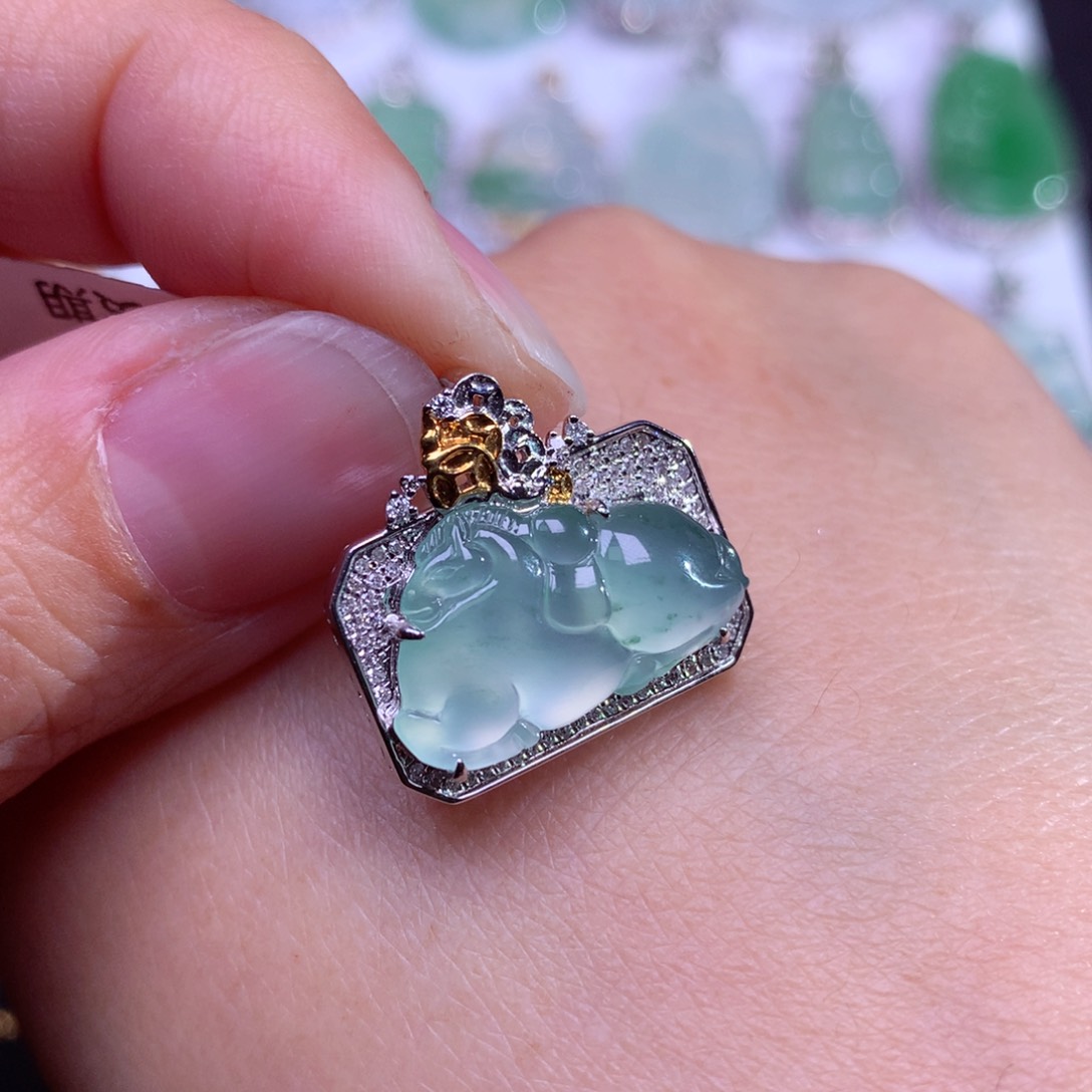 翡翠颈饰18K金镶嵌冰晴底起光飘花唐马吊坠