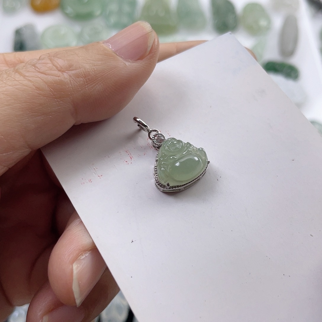 翡翠颈饰未镶嵌小佛公