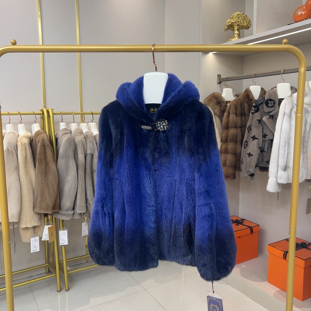 【金御貂】2025新款皮草女款蓝色过渡色连帽款貂皮外套3340806