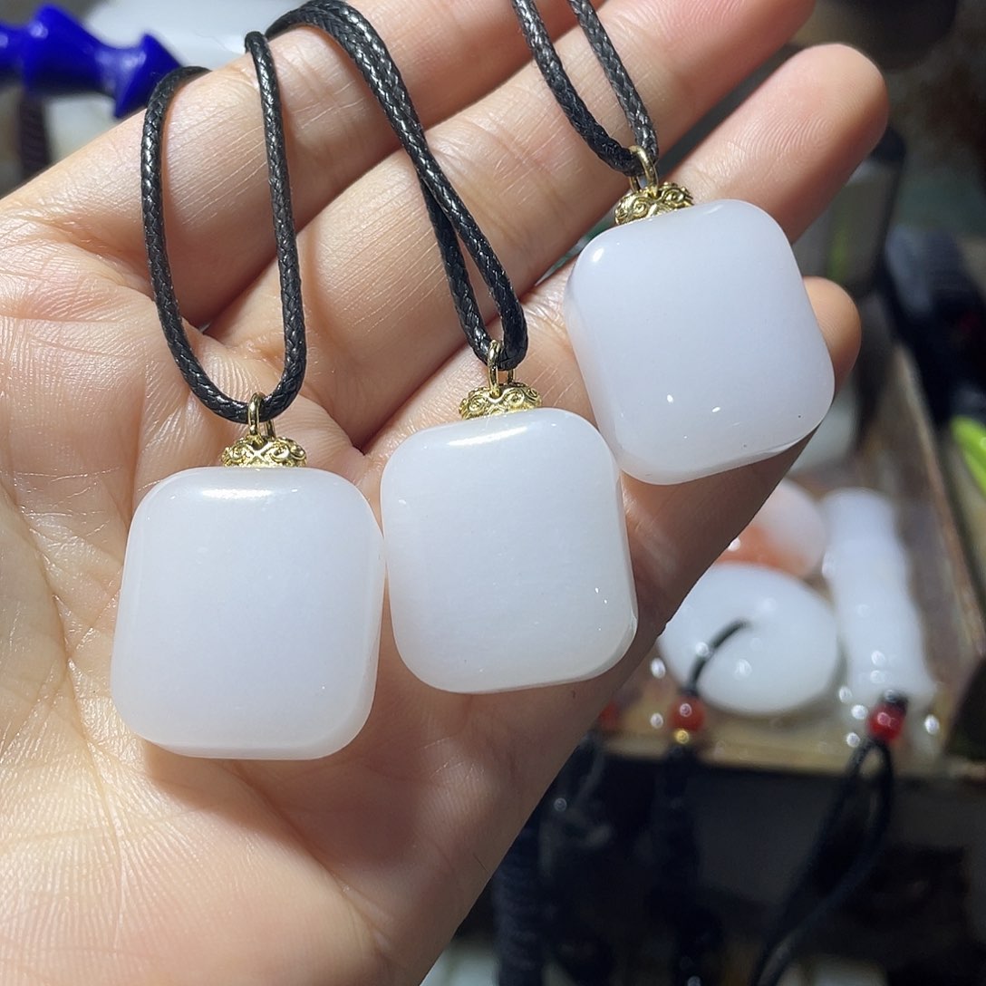 石英质玉未镶嵌颈饰