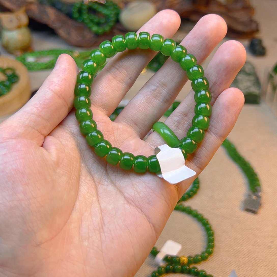 向****和田玉未镶嵌颈饰