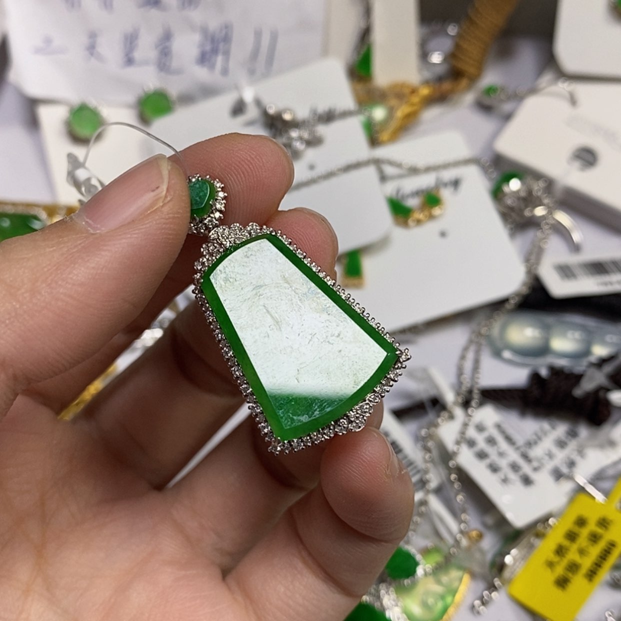 【闪购商品】颈饰18K金镶嵌翡翠小***?吊坠