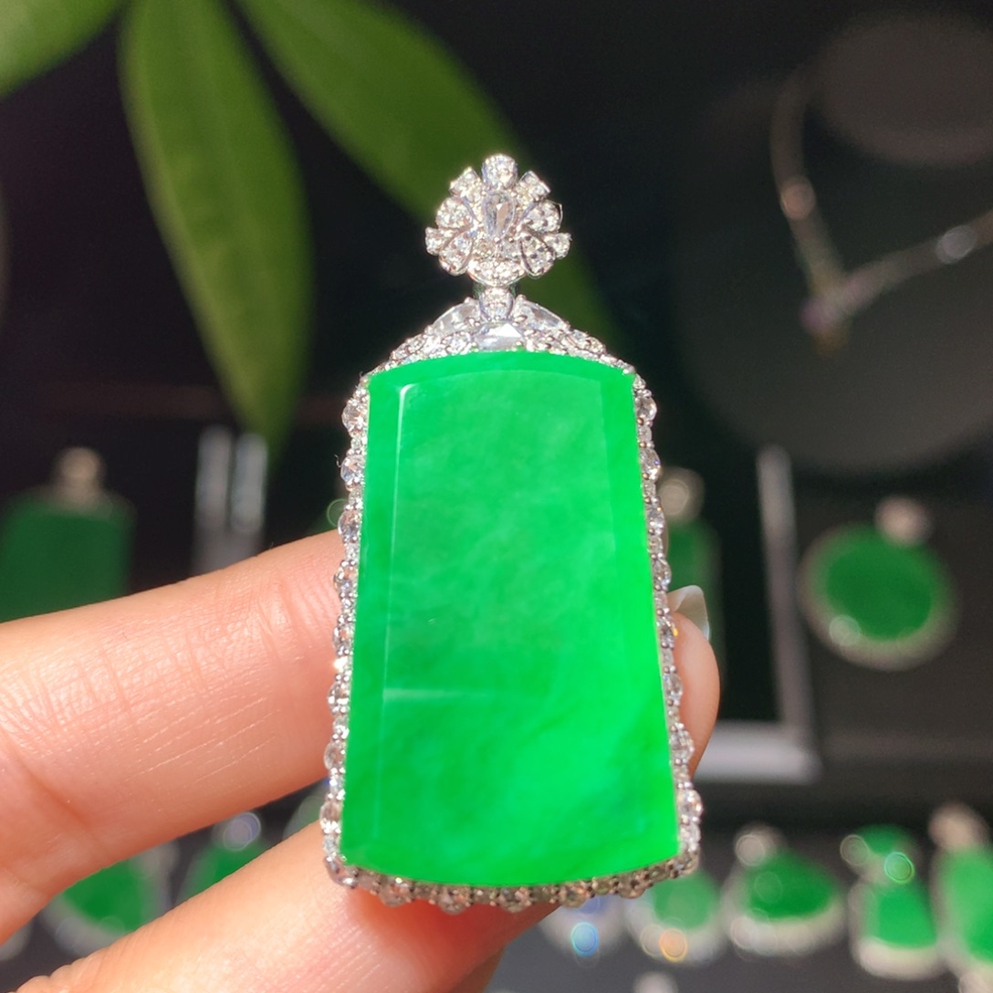 翡翠颈饰18K金镶嵌翡翠