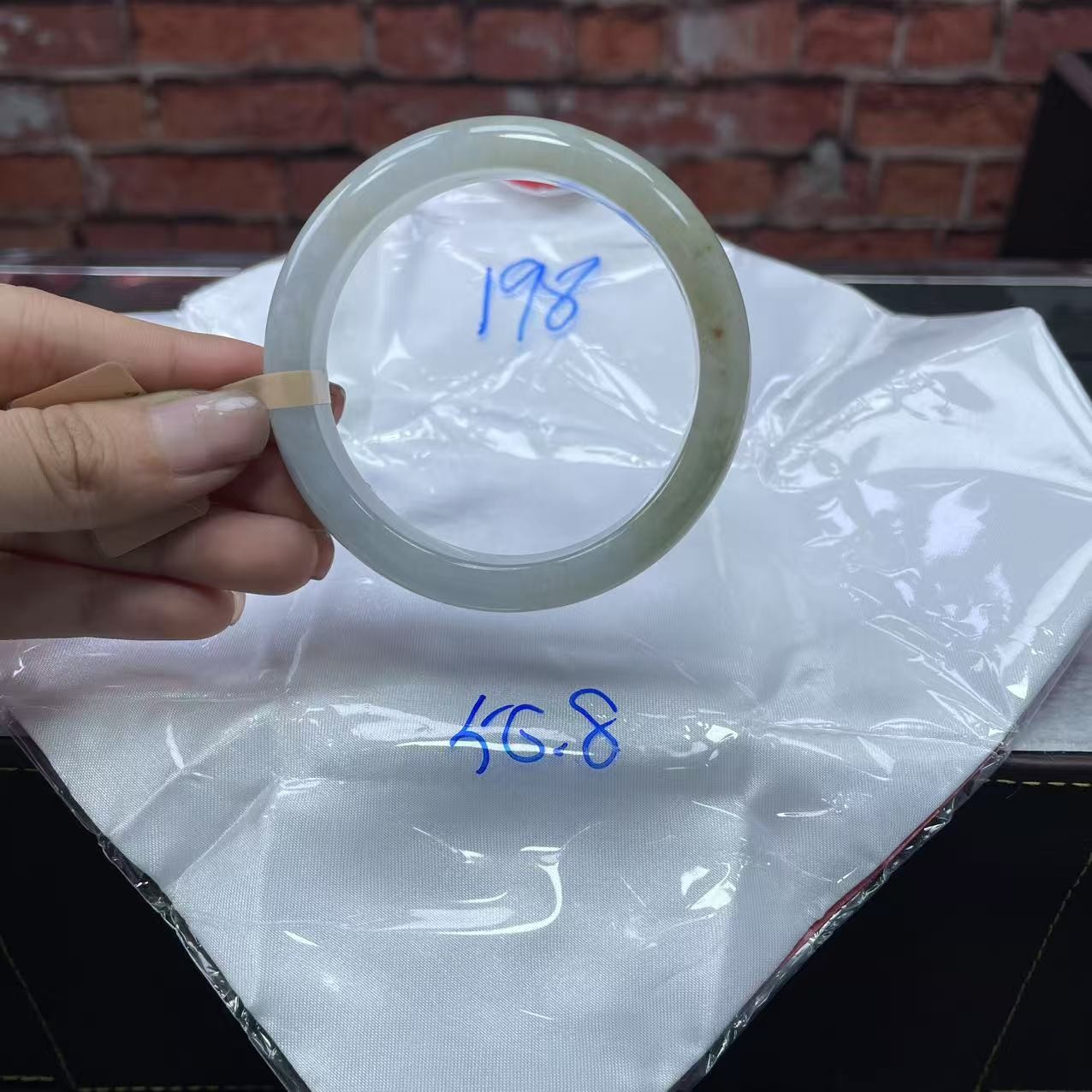 毛货手镯需精细抛光/198