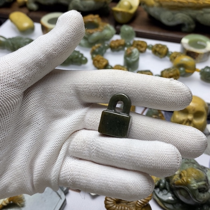 岫岩河磨玉（透闪石质玉）挂件未镶嵌