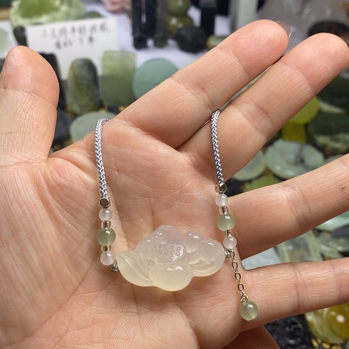 蛇纹石玉颈饰合金