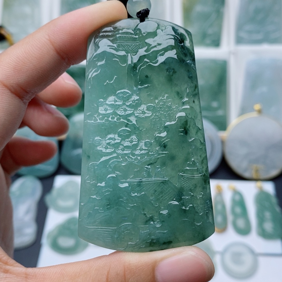 翡翠未镶嵌颈饰山水