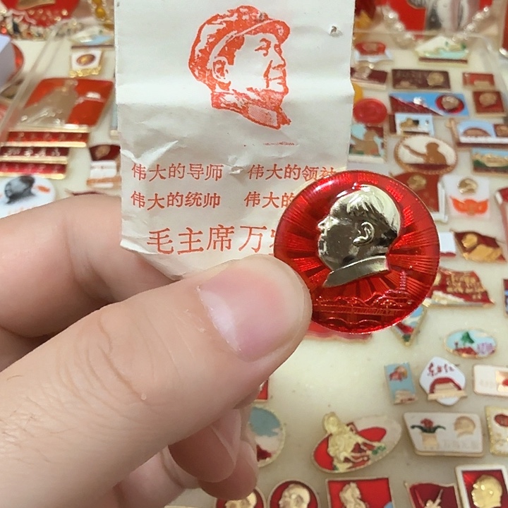 铝毛爷爷像章，佩戴