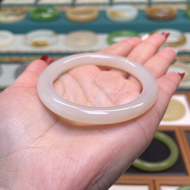 和田玉手镯未镶嵌桐*易52