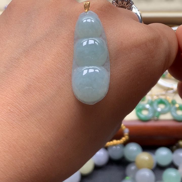 翡翠18K金镶嵌颈饰肥豆子