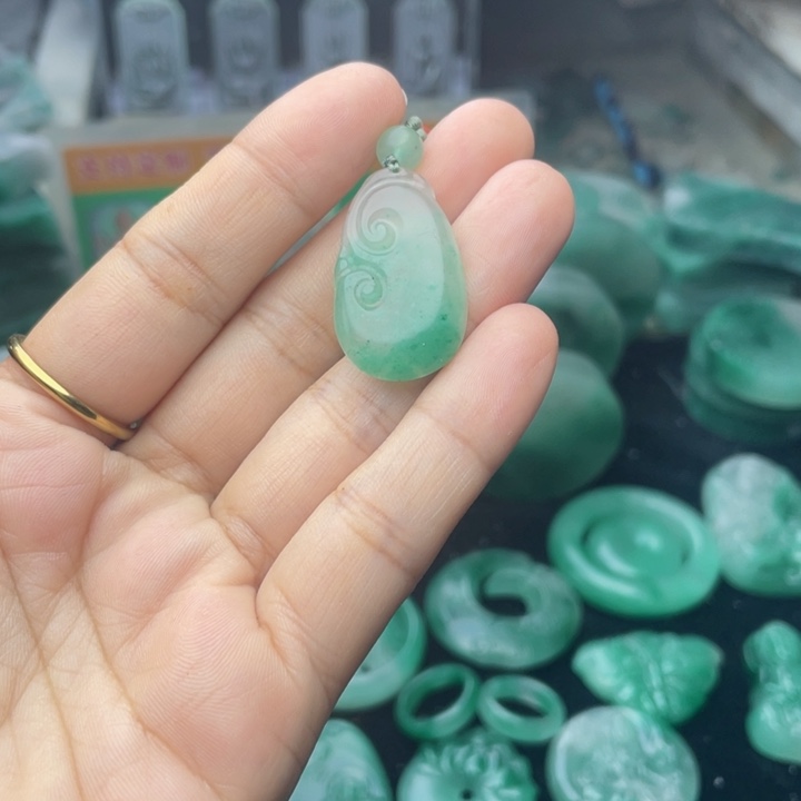 石英质玉颈饰未镶嵌