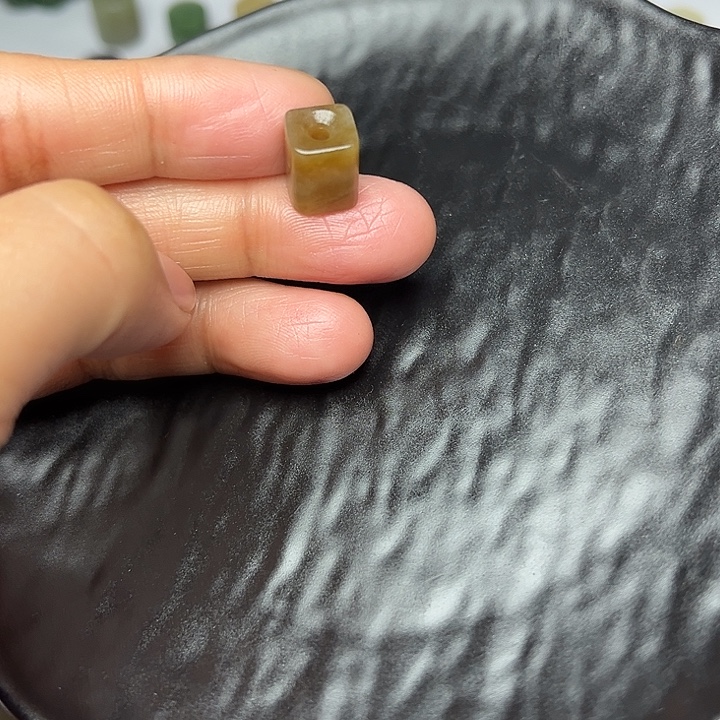 和田玉未镶嵌珠宝半成品37号微瑕款