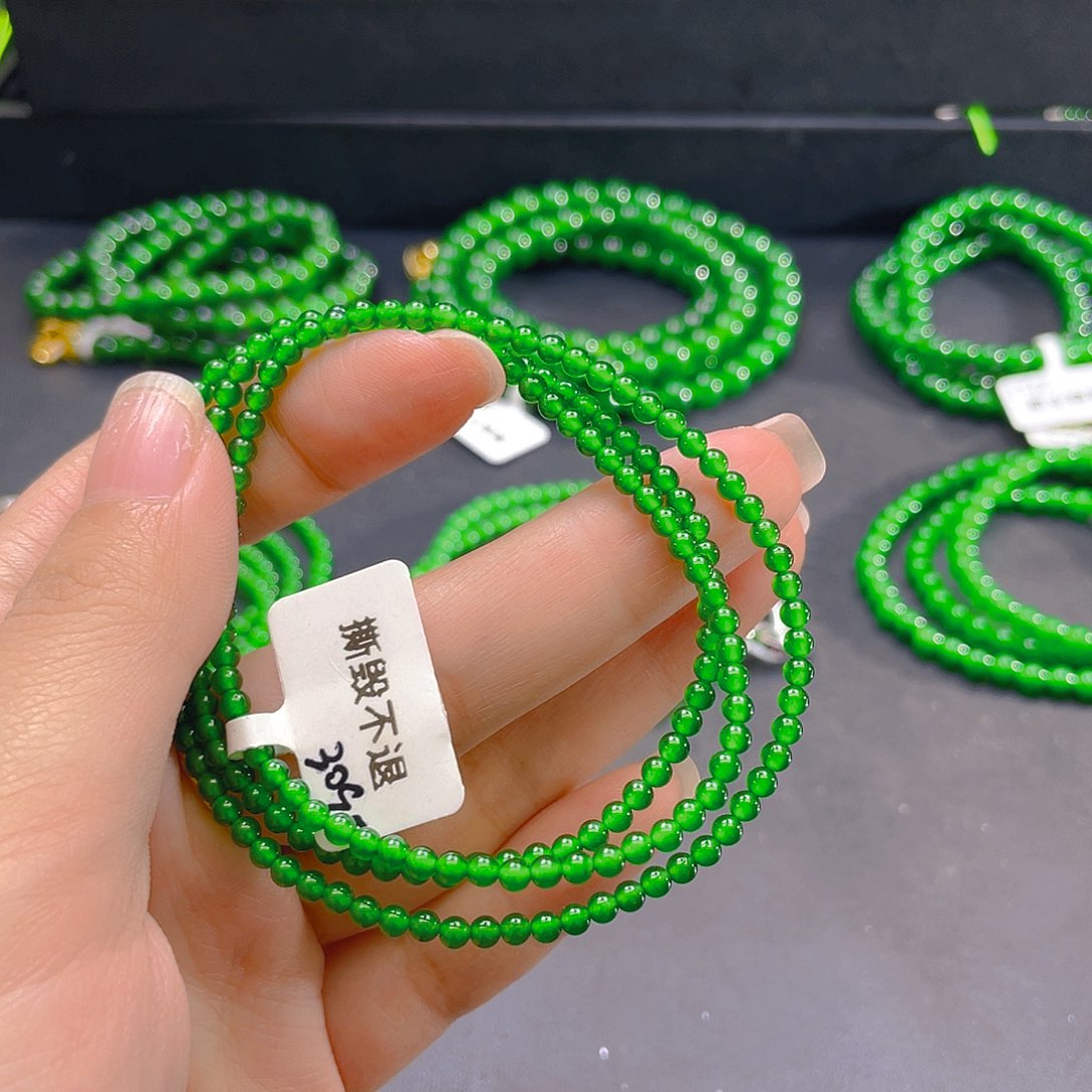 翡翠未镶嵌颈饰    